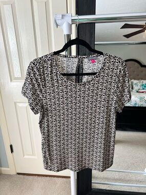 Vince Camuto  Black & White Geometric Short Sleeve Top Sz M